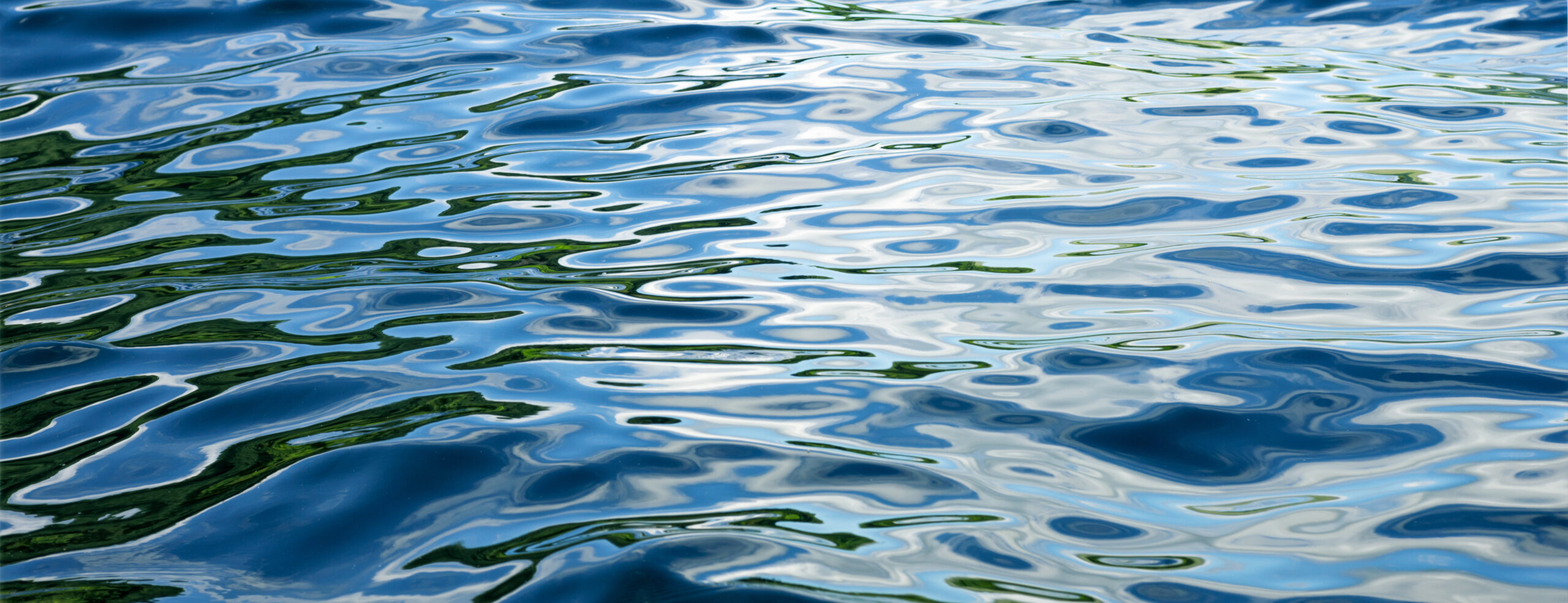 Gentle wave pattern with bright reflections